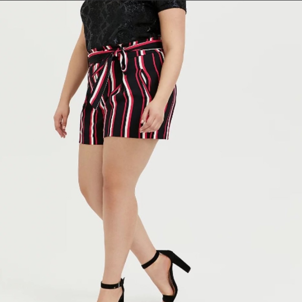 Torrid 5 Inch Crepe Mid Rise Tie Front Paperbag Shorts; Size 12